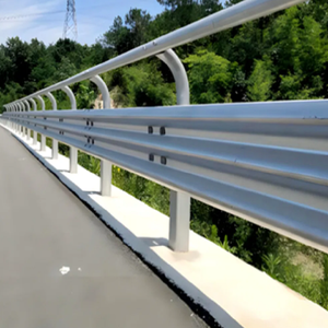 เสาเหล็กชุบสังกะสีแบบจุ่มร้อนทางหลวงสาย C จากโรงงานที่กำหนดเองสำหรับความปลอดภัยการจราจรริมถนน - Product Image 5