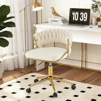Fauteuil de bureau pivotant en velours, avec dossier tissé tufté à la main et base chromée dorée, idéal pour salon de beauté, bureau ou coiffeuse.