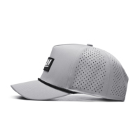 Casquette de golf structurée 5 panneaux imperméable avec logo personnalisé en patch de caoutchouc, respirante, perforée au laser avec cordon pour le sport
