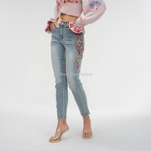 Fabricant OEM - Jeans pour femmes à taille mi-haute, coupe droite, broderie florale, jeans complets pour femmes - Product Image 1
