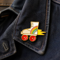 En gros personnalisé métal émail dur broches et chapeaux cool décoration patin à roulettes patinage rétro chaussure coeur charme chapeau broche badge