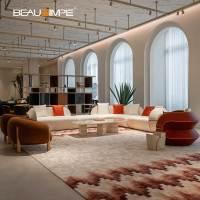 Canapé modulaire incurvé Binda Designer, forme organique italienne, tissu et cuir combinés, canapé sectionnel pour villa de luxe
