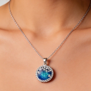 [ExpoJoyería Internacional de Hong Kong] Collar con Colgante Redondo Brillante de Esmalte Azul Luminoso con Detalles de Diamantes - Product Image 3