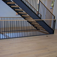 Escalier à double poutre sur mesure avec marches en bois massif et balustrade verticale