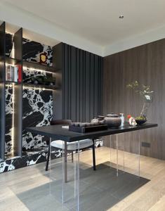 Sistema de Pared <span class=keywords><strong>para</strong></span> Oficina en Casa Equipado con Estantes Abiertos, Iluminación LED y Almacenamiento Oculto, Puede Combinarse con un Escritorio - Product Image 3