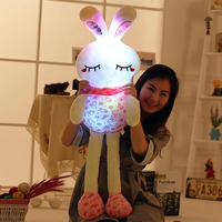Vente en gros de lapin à longues pattes lumineux de dessin animé LOVE peluche douce animal lapin à DEL