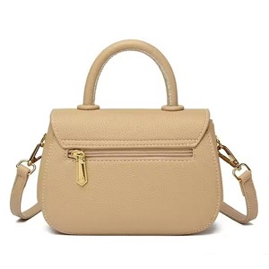 Sac à main en cuir PU pour femmes avec logo personnalisé Doublure en PVC Sac à bandoulière portable pour le printemps Toute l'année Tendance pour l'automne Été - Product Image 2