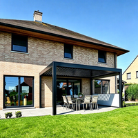 Pergola bioclimatique sur mesure avec panneaux de verre coulissants, toit à lames motorisées et éclairage LED pour terrasse urbaine ou espace extérieur