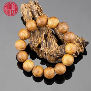 Pulsera Premium de Madera de Agar con Cuentas Rojas Redondas de 16 mm de Malasia – Madera de Oud Malaya Natural, Hecha a Mano, Aromática, para Oración - Product Image 2