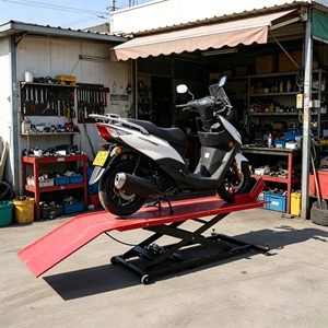 Elevador Hidráulico para Motocicletas de 800 Libras, con Neumáticos de Goma, Portátil, Tipo Tijera, para Mantenimiento en Garajes - Product Image 1