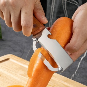 Couteau à éplucher les fruits 3 en 1 en acier inoxydable, couteau à éplucher les légumes avec manche en bois, éplucheur de carottes et d'oignons, ouvre-bouteille - Product Image 4