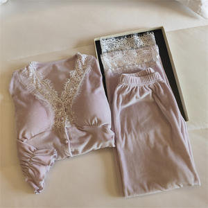 ชุดนอนผ้าฟลีซสำหรับผู้หญิง พร้อมแผ่นรองบรา ผ้าฟลีซบางเบา อุ่นสบาย แต่งขอบลูกไม้หวาน สีนมแอปริคอต ผลิตตามแบบ ODM สำหรับฤดูใบไม้ผลิ ฤดูใบไม้ร่วง และฤดูหนาว - Product Image 1
