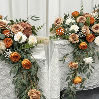 Décoration de table de mariage rétro automne : rangée de fleurs artificielles, roses caramel tombantes pour banquet