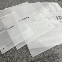 Sacs refermables en PE mat givré, durables, réutilisables, avec logo personnalisé imprimé, résistants à l'humidité, avec fermeture éclair supérieure, pour l'emballage de vêtements