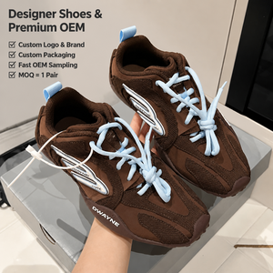 Nouvelles baskets de luxe 2026 pour hommes et femmes, en daim et maille de haute qualité, marron uni, bleu ciel, avec lacets et logo argenté, style décontracté et sportif. - Product Image 1