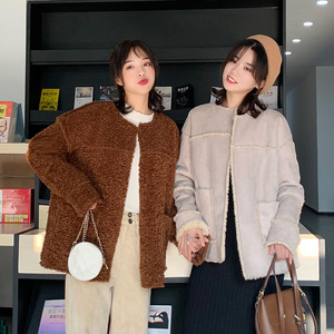 เสื้อโค้ทขนแกะเทียมแบบกลับด้านได้สำหรับผู้หญิง ความยาวปานกลาง เสื้อโค้ทฤดูหนาวอุ่นๆ คอกลม แจ็คเก็ตขนสัตว์เทียม ขายส่งแบบ OEM - Product Image 6