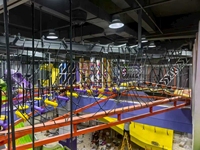 Parc de loisirs populaire : Sports, fitness, aventure, escalade et abeilles en toile - Jeux sportifs de grande envergure pour stimuler l'intérêt des enfants pour le sport