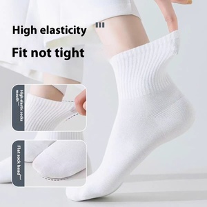 Vente en gros de chaussettes jetables quotidiennes mi-mollet blanches pour hommes <span class=keywords><strong>et</strong></span> femmes Logo Zhuji Position du corps pour les voyages d'affaires <span class=keywords><strong>et</strong></span> les vacances - Product Image 1
