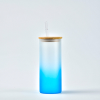 Entrepôt aux États-Unis, vente en gros, gobelet droit en verre avec eau potable dépolie dégradée de 18oz avec couvercle en bambou par sublimation