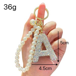 Llavero popular con 26 letras inglesas con diamantes, cadena de perlas creativa de alta gama con incrustaciones de diamantes, colgante para bolso de mujer con un toque elegante. - Product Image 5