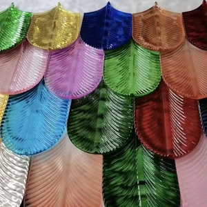 Pendentifs en verre en forme de plumes colorées, décorations murales en cristal pour la décoration intérieure, mur-rideau extérieur - Product Image 1