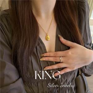จี้รูปดอกเฟลอร์เดลิสชุบทองคำขาว S925 จาก King Silver Jewelry สร้อยคอสำหรับผู้หญิง แฟชั่นของขวัญรูปทรงหยดน้ำ - Product Image 5