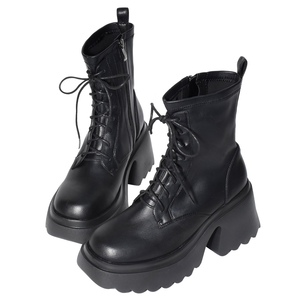 Bottines à plateforme imperméables noires avec semelle intérieure en cuir et semelle extérieure antidérapante - Product Image 2
