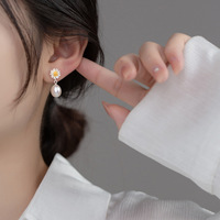 925 Sterling Silber Kleine Gänseblümchen-Form Natürliche Süßwasserperlen-Anhänger Hängende Ohrringe Damen Mode Schmuck Ohrhänger