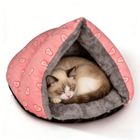 Niche pour chat triangulaire moderne de luxe, abri fermé en tissu pour l'intimité de l'animal et lit de voyage pour chat