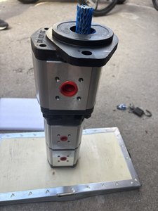 Pompe à piston hydraulique AZPNF-11-028019LDC2020KB-S0052 1518 222 830 à trois étages - Product Image 1