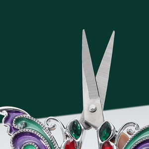 Di lusso nuovo stile a <span class=keywords><strong>punto</strong></span> <span class=keywords><strong>croce</strong></span> ricamato in lega di acciaio inossidabile forbici da cucire dipinte a farfalla giocattolo per uso domestico - Product Image 6