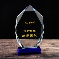 Trophée de récompense en verre de cristal bleu K9 personnalisé en gros bouclier vierge poli avec base noire pour cadeaux souvenirs