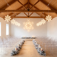Magnifique arrangement floral avec plateau en cristal pour les réunions familiales d'hiver et la décoration des fêtes, décoration de table sophistiquée