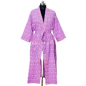 Kimono Chic Elevate Your Loungewear avec un kimono 100% pur coton à encolure en V avec un design simple et un imprimé floral pour une tenue décontractée - Product Image 1