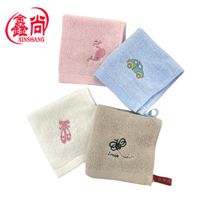 Toalla cuadrada bordada de algodón puro Xinshang para niños, 25x25 cm, suave y absorbente, para jardín de infantes, con logotipo personalizado. - Product Image 3