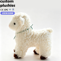 Peluche d'agneau sur pied personnalisée OEM avec pendentif trèfle à quatre feuilles, poupée en peluche d'agneau blanc bouclé pour cadeau d'enfant