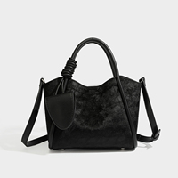 Sac seau de luxe en velours pour femme, structuré, avec poignée supérieure, détail nœud, breloque et bandoulière réglable