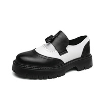 Nouveaux Mocassins à Enfiler Printemps 2026 en Stock Usine, Chaussures Brogues Noires et Blanches à Semelle Épaisse, Chaussures en Cuir Sculpté Vintage