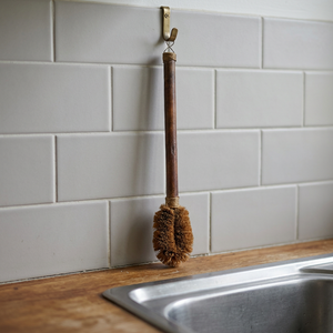 Brosse de nettoyage écologique et durable en fibre de coco avec long manche en bois et boucle de suspension pour salle de bain et toilettes - Product Image 2