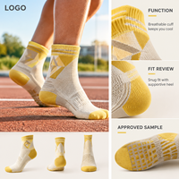 Chaussettes de sport jaunes et blanches pour la course à pied, avec ventilation en maille, gestion de l'humidité, maintien du talon, bout plat, amorti ciblé, respirantes, ajustement parfait pour la course