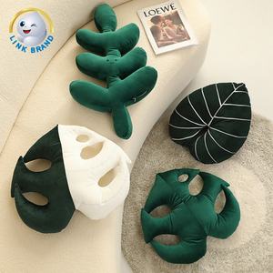 Coussin décoratif en peluche en forme de feuilles de Monstera, thème jungle, vert, pour la maison, vente en gros - Product Image 2
