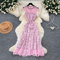 Robe longue élégante sans manches en dentelle pour femme, col orné de strass, taille ajustée, idéale pour soirée d'été, mariage ou événement formel
