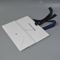 Sac cadeau boutique de luxe personnalisé avec anse ruban sacs cadeau en papier gaufré