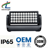 Projecteur LED matriciel mobile COMET 44IP 44x15W RGBW 4-en-1 avec lumière colorée, IP65, entrée/sortie PowerCON TRUE1