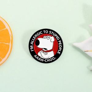 En gros, Broche en métal créative et mignonne en forme de chien, style dessin animé original, avec la citation 'Allergique aux humains stupides', Badge accessoire en métal - Product Image 3