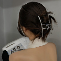 Große geometrische Haarklammer aus galvanisiertem Silbermetall für Damen, geeignet zum Baden und als Kopfschmuck.