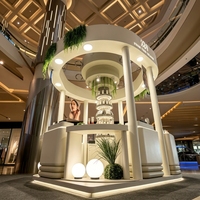Kiosque de beauté circulaire sur mesure en bois, comptoir d'exposition de cosmétiques pour la promotion de produits de soin de la peau en centre commercial