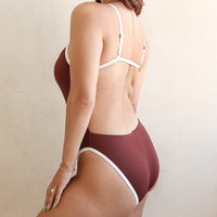 Maillot de bain une pièce sexy pour femme, monokini bordeaux à col halter, avec bordure blanche, coupe échancrée et style cheeky, idéal pour la plage