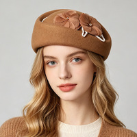 Nouveau Béret en Laine Décontracté Automne/Hiver 2026 pour Femme, Style Héritière, Élégant, en Peluche, avec Fleur de Perles et Bord Roulé