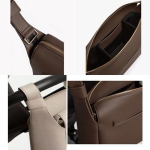 <span class=keywords><strong>Sac</strong></span> de rangement suspendu pour poussette en cuir végétalien personnalisé OEM, idéal pour les couches et les accessoires de maman - Product Image 2